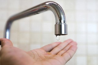 Вода возвращается в курганские квартиры после аварии на перекрёстке